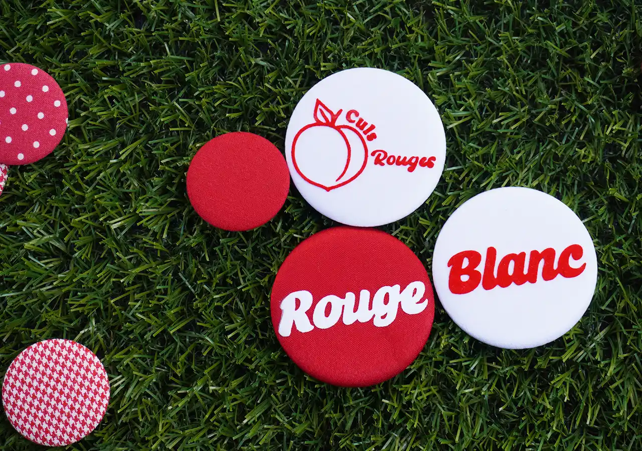 Badges : les culs rouges sont à La Zébrerie à Dax.