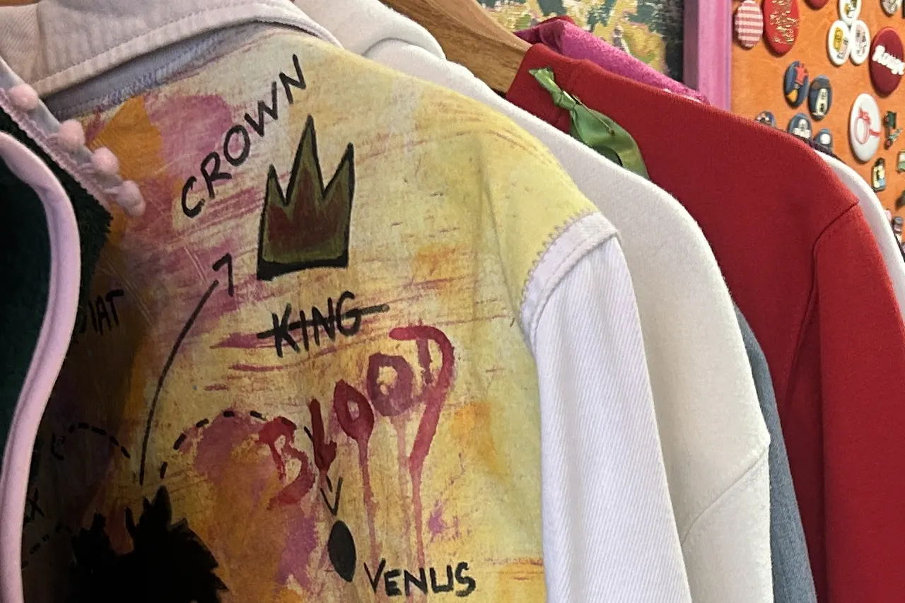 Ces blousons présentent des logos sérigraphiés et des designs originaux inspirés du street art contemporain.