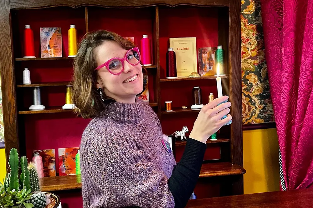 Styliste, Mathilde Remblière se spécialise dans la personnalisation et la revalorisation textile.