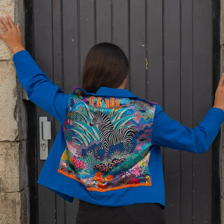 Blousons en coton avec des motifs audacieux et des logos sérigraphiés.