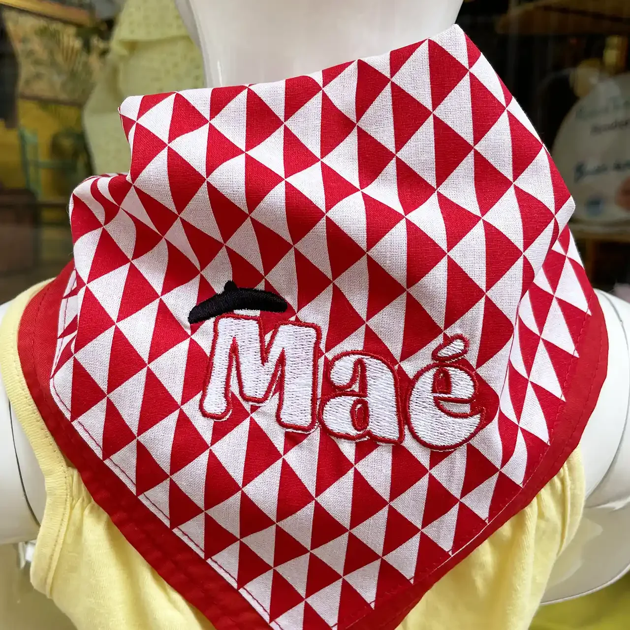 Foulard rouge et blanc avec prénom brodé pour la Féria de Dax..