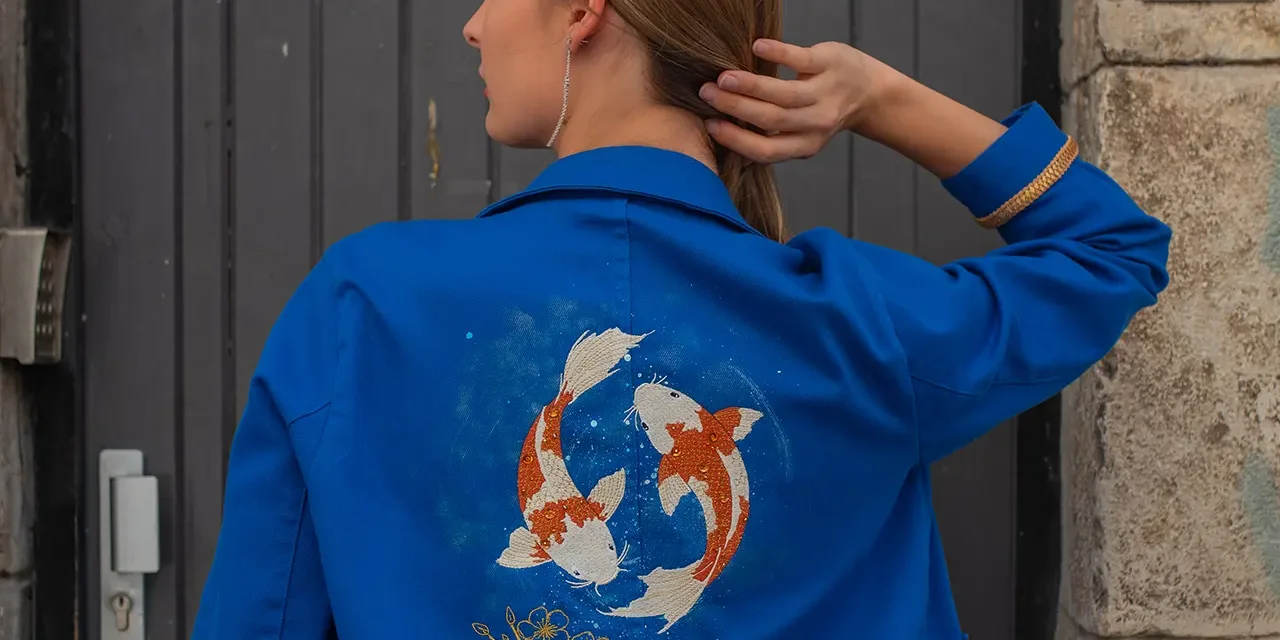 Brodées sur une peinture textile légère, discrète, aux reflets pailletés.