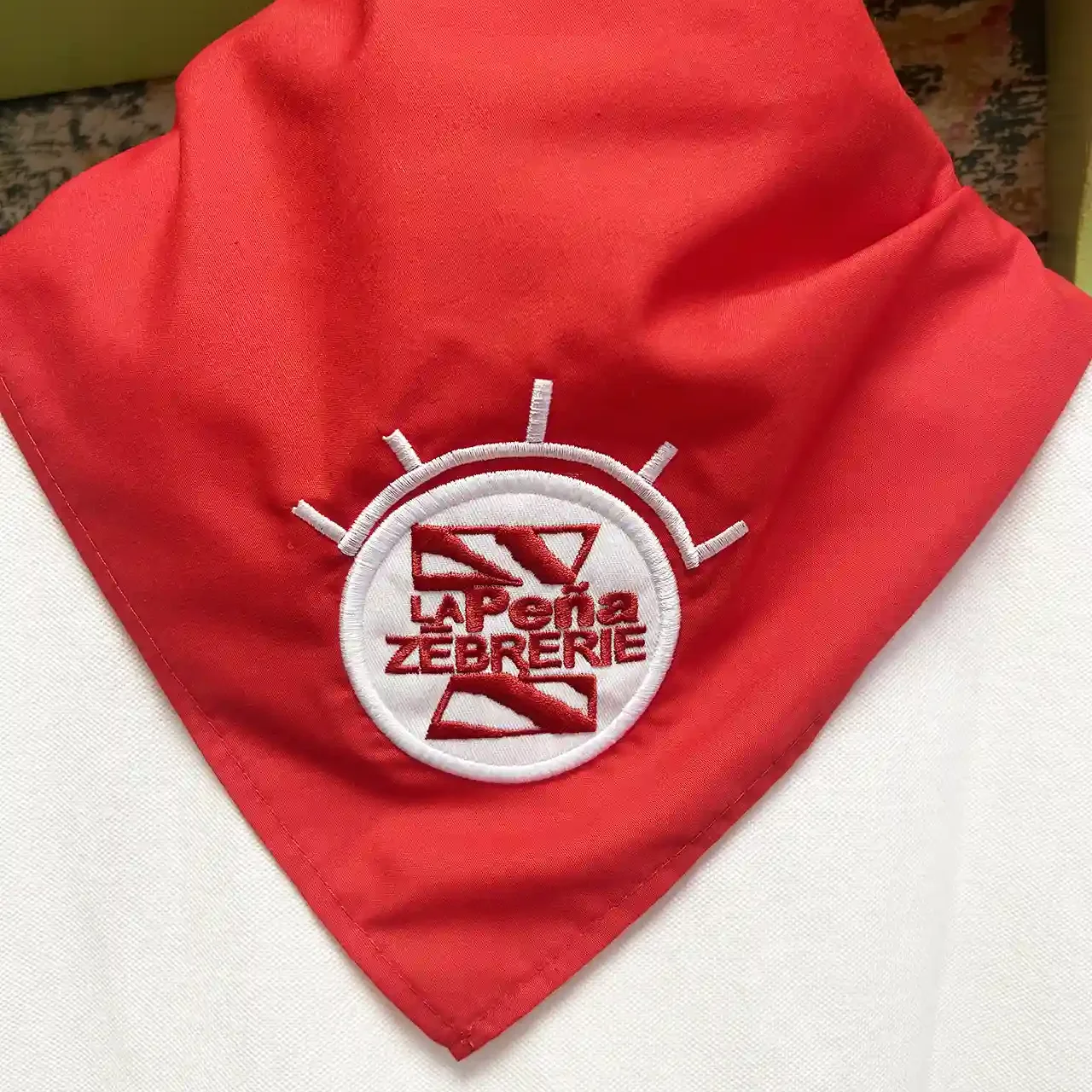 Foulard de la Féria de Dax avec logo brodé.