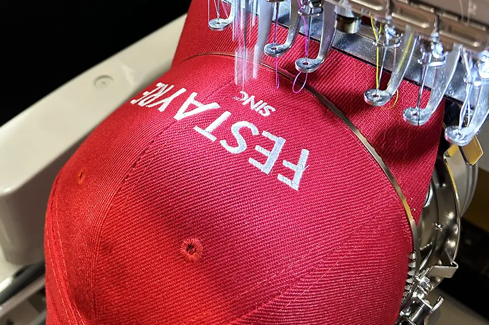 Broderie sur casquettes et chapeaux à La Zèbrerie